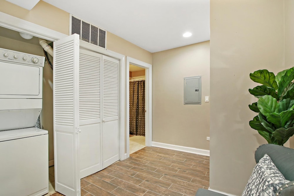 Upscale 4BR in Wicker Park - Damen 1R
