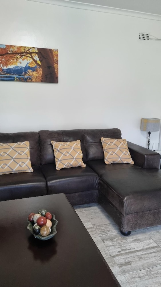 2br/cottage/swimming Pool/near Airport