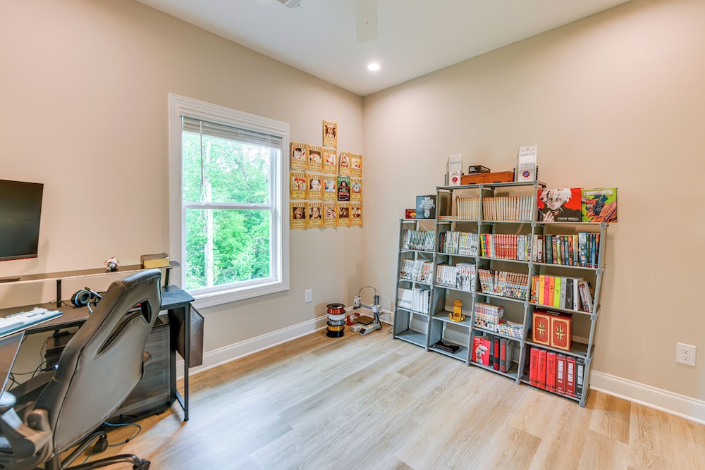 4 Mi to Auburn University: Townhome w/ Fenced Yard