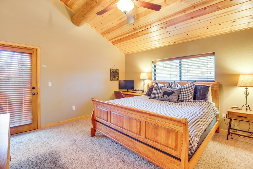 Fire Pit: Cozy Winter Cabin, 45 Mi to Sunrise Park