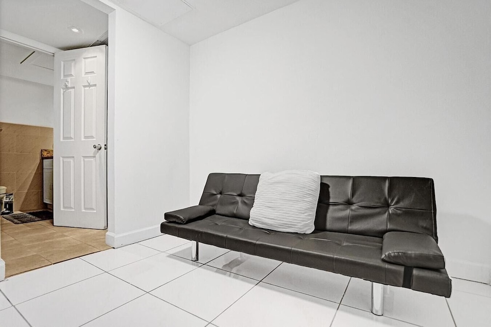 Hallandale Beach Studio Pool Near the Beach - Image 5