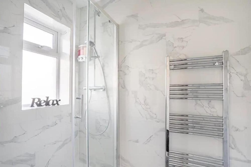 1 Bed-sleeps 4-free Parking-30 Min to Central Ldn