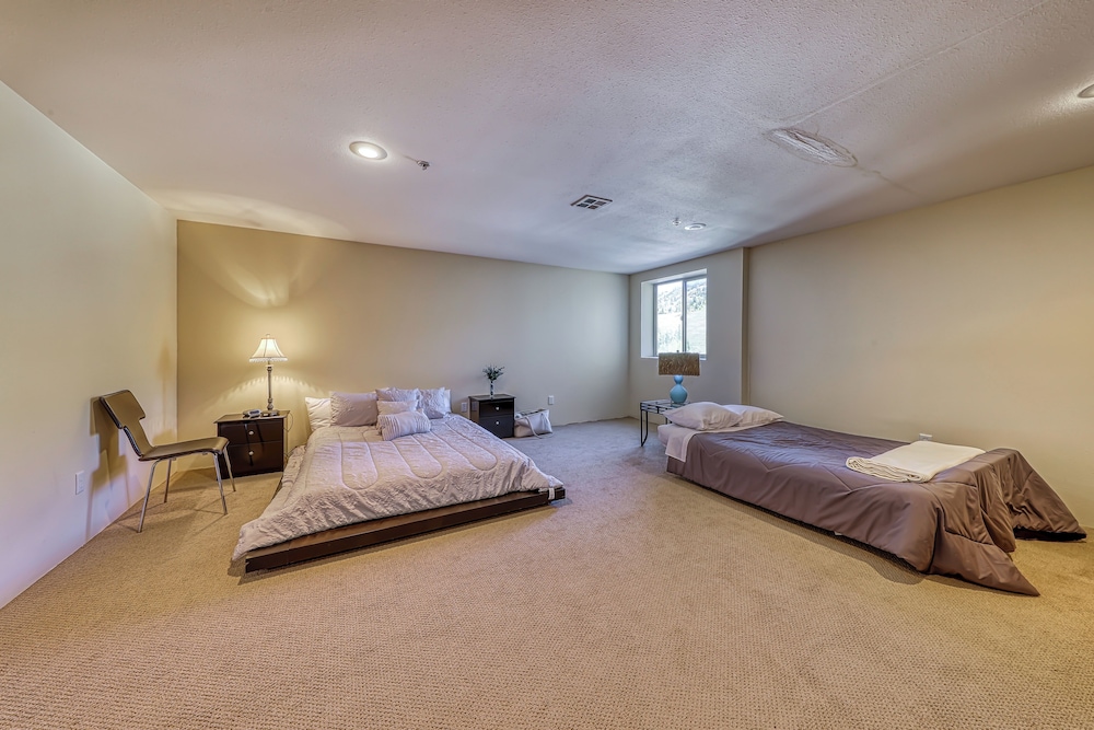 Modern 1BR Mountain View Balcony Steps to Lift