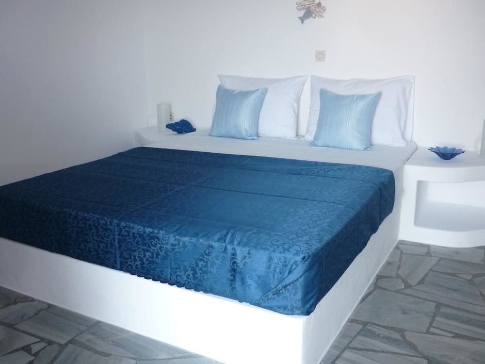 Nikoleta Kolympithres Paros view 5