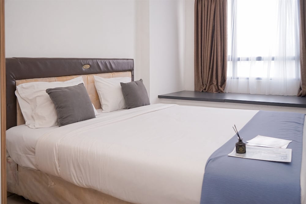 Modern Style and Homey Studio Apartment Collins Boulevard