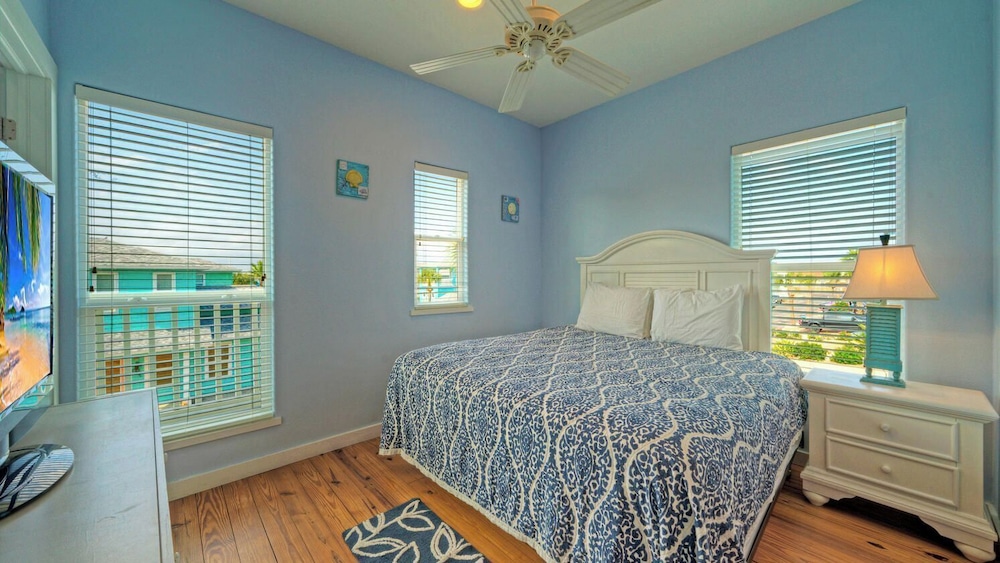 Walk to the Beach Ocean Views, Balcony Dining & Open Living Beachview 54 by Avantstay