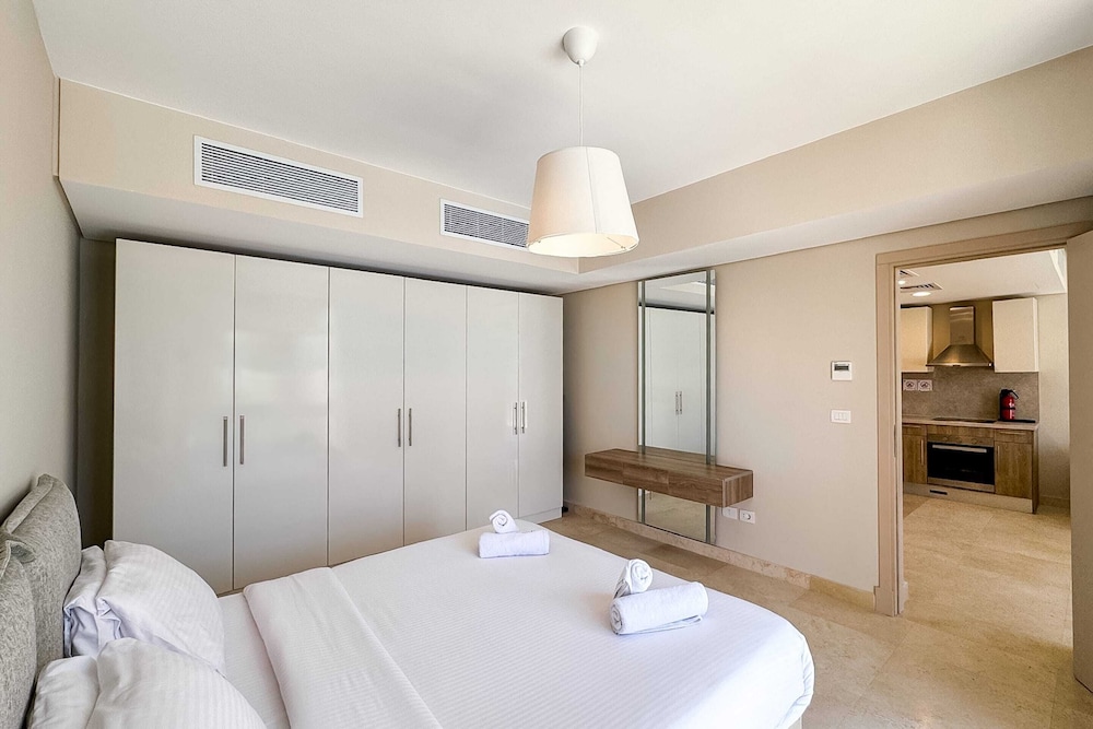 Xuru Stays I Exotic 1bdr w/ Outdoor Terrace Pool & Beach Access