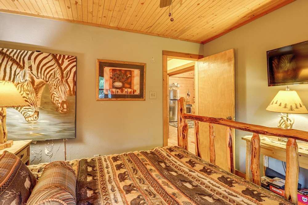 Private Pool: Fun Riverfront Retreat in Hamilton!