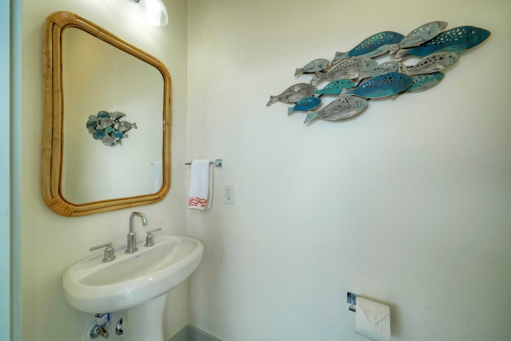 Sleeps 24 2 Homes, Walk to the Beach, Private Pools, Fire Pit, Modern Design