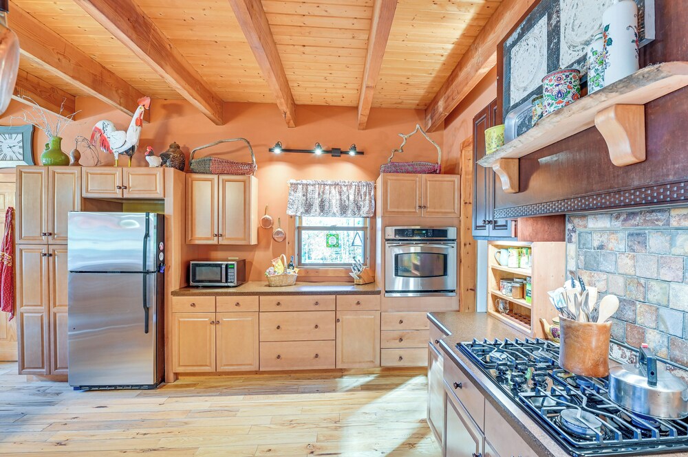 Fire Pits, Deck & Views: Catskills Home!
