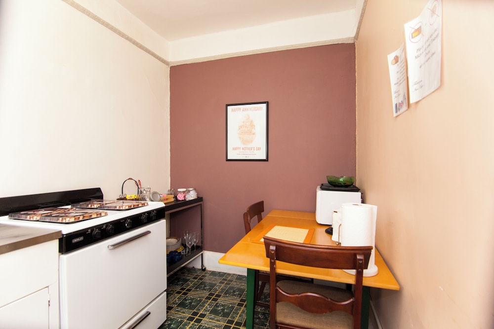 New York City Vacations - Saint Nicholas Inn Guesthouse - Property Image 8