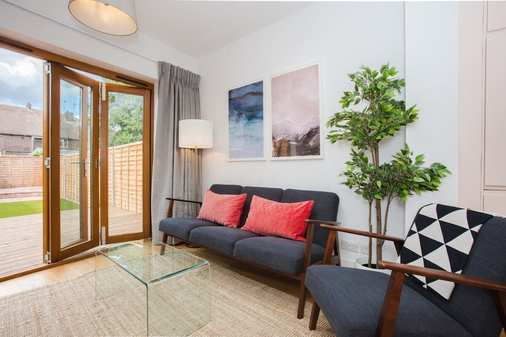 Stylish & Modern 3 Bed Flat in NW London With Garden