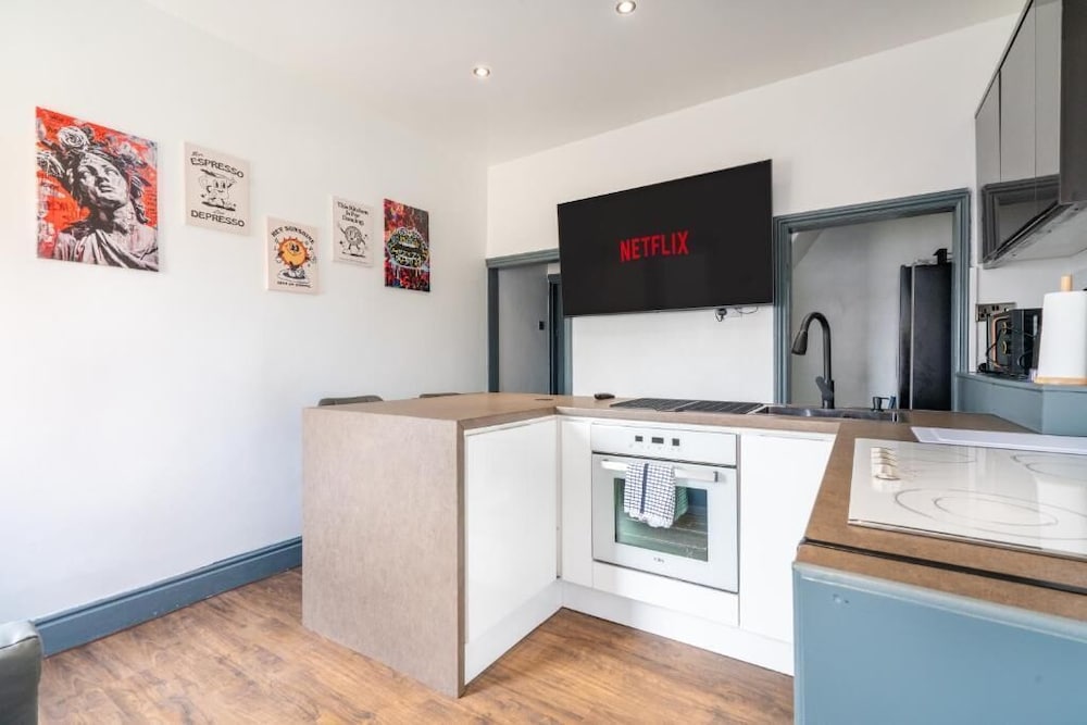 Sheffield 4 Bed Home by Broomhill Village