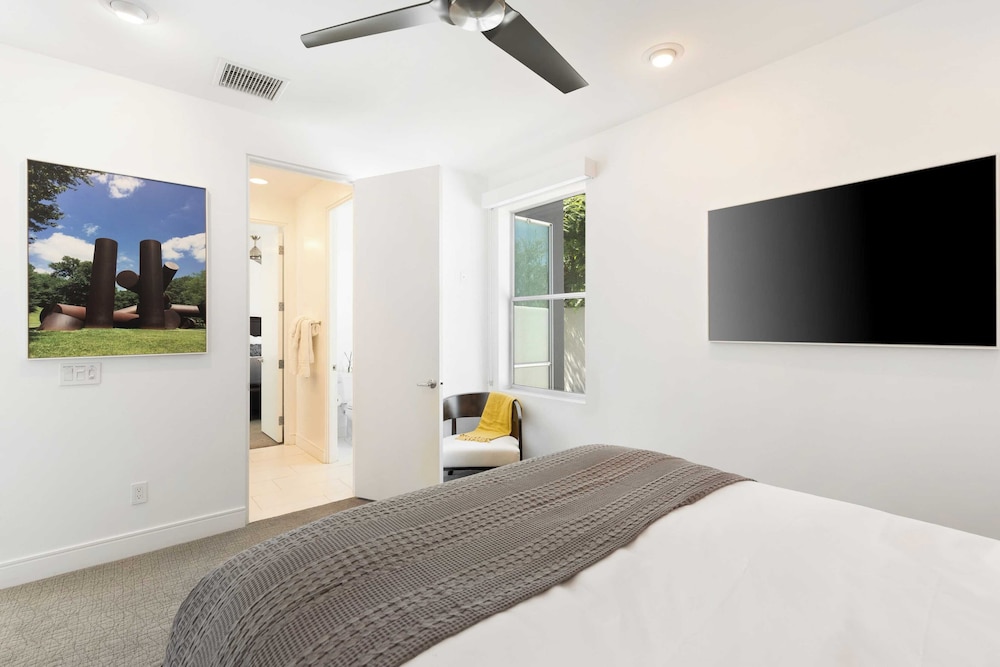 Sleeps 40 3 Luxe Villas Next to Empire Polo Club Putting Green & Pickleball