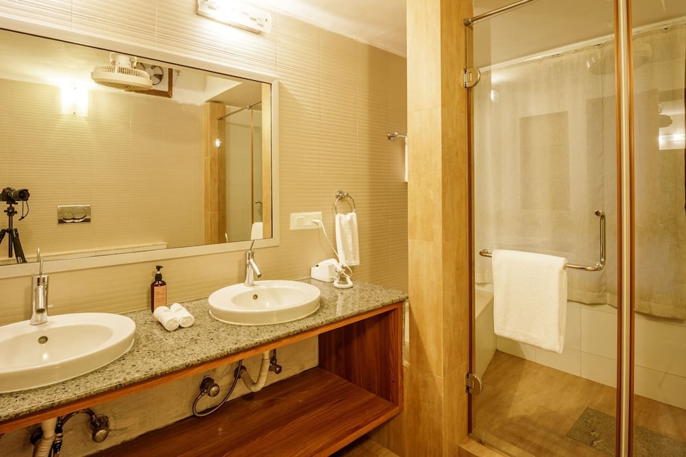 Stunning Hilltop 3BR Villa w Pool and River View