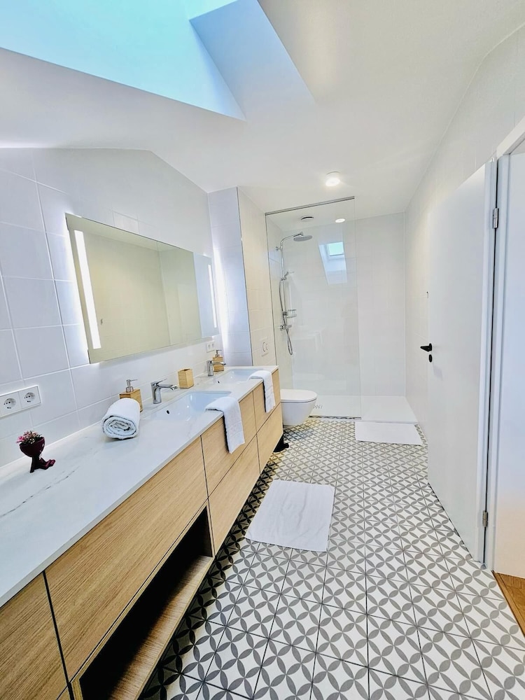 Spacious 3 bedroom large terrace&parking
