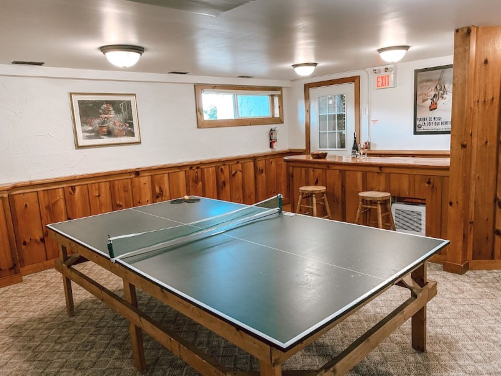 6 bdrm Cottage with Private Beach Access, BBQ, Outdoor Hot Tub, Sauna, Ping Pong Table, Petfriendly
