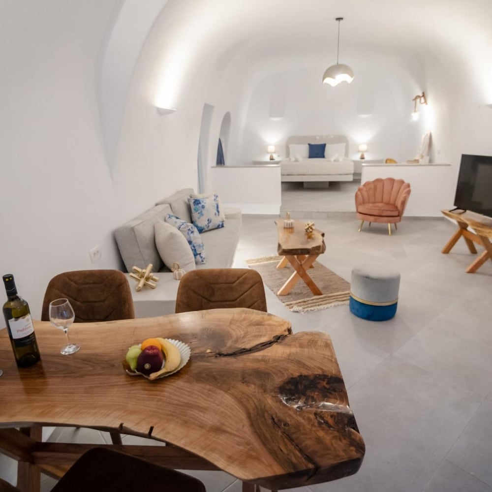 Sun Angelos Oia - Luxury Cave Suites view 4