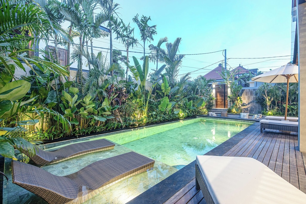 Luxury 5BR Retreat, 400m From Café Del Mar Shore