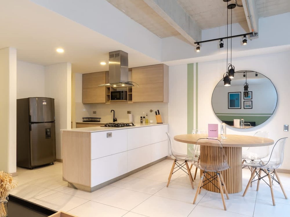 Cozy 3 BR w Balcony in Laureles Medell n