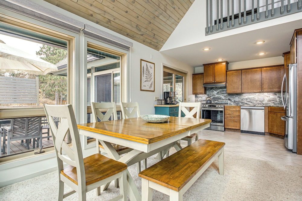 2 Mi to Sand Valley: Family Getaway w/ Deck!