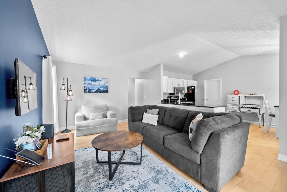 The Suburban Nest - For 6!