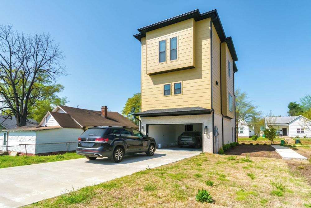2 Mi to Little Rock River Market: Walkable Getaway