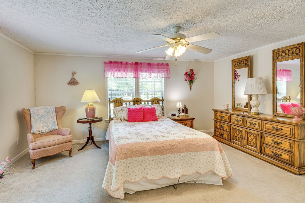 2 Mi to Dtwn: Retreat on 3 Acres in Pelzer!