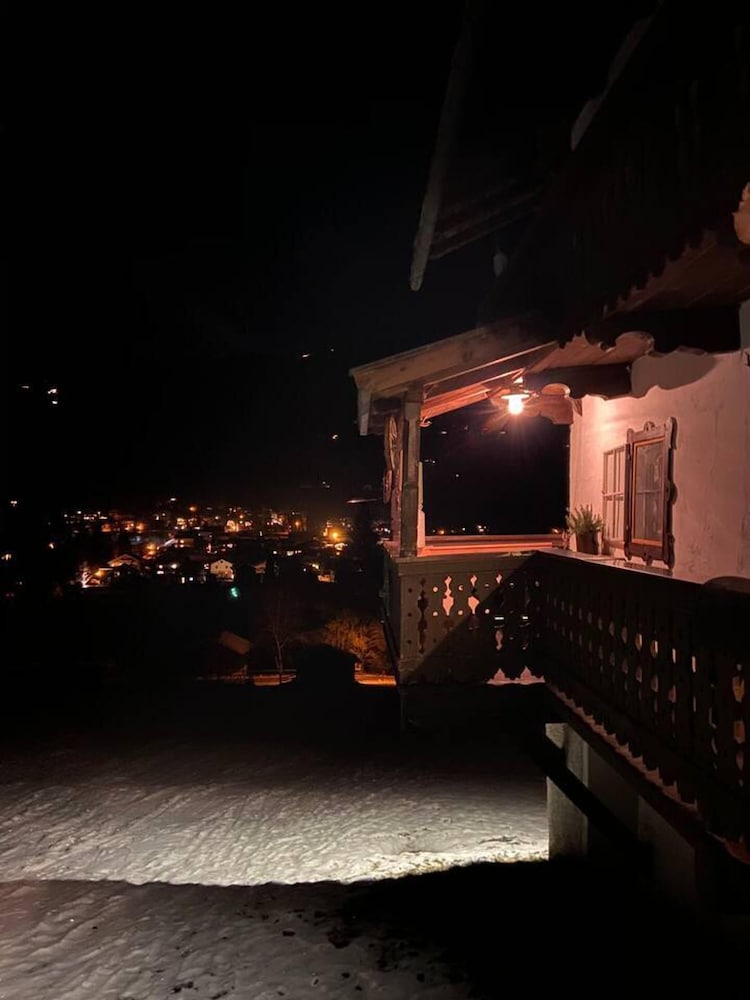 Mountain-view Cottage Sleeps 15 -balcony -pets Ok