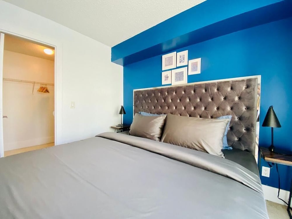 The Bay Suites MTCC CN TOWER - Image 3