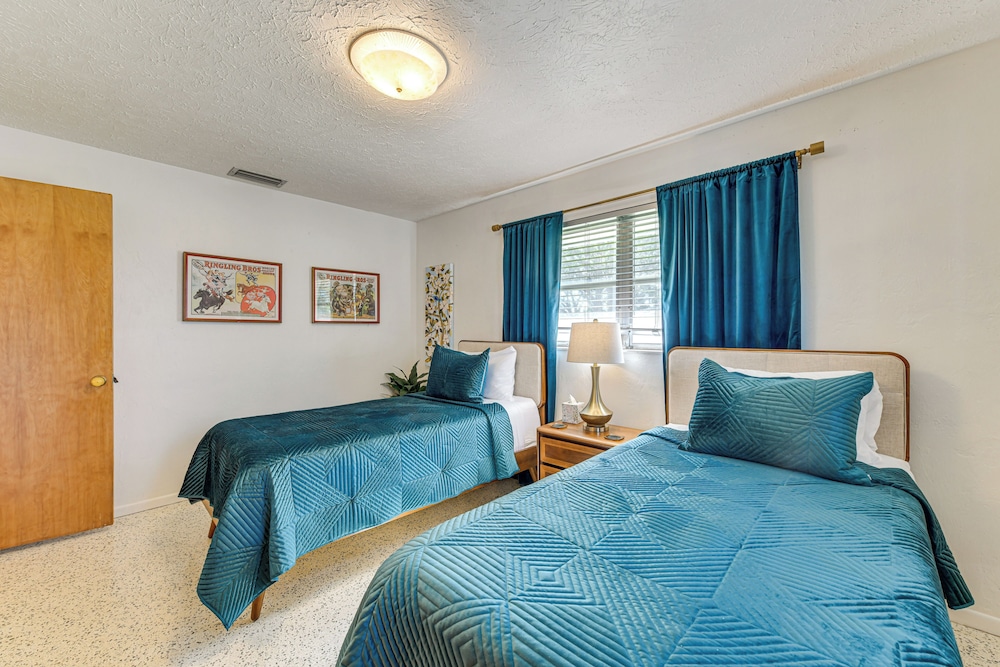 Lanai & Pet Friendly! Retro-chic Sarasota Home!