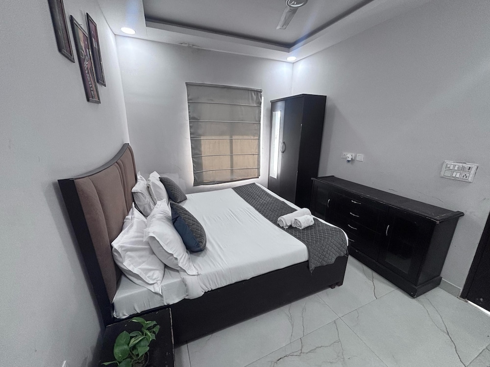 GoBravo 16 3BHK Farm with Pool & Lawn Sec150 Noida