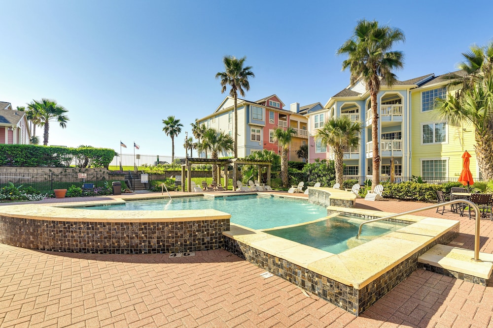 Walking Distance to Babe's Beach: Condo w/ Balcony