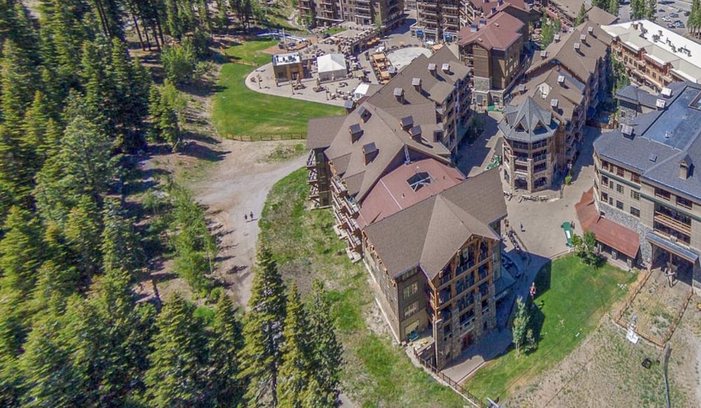 Lake Tahoe Vacations - VIP Ski-In Ski-Out Northstar Ski Trails by Sierra Getaways - Property Image 16