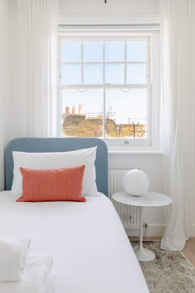 Sleek Scandi-inspired 2BD Flat, Fulham