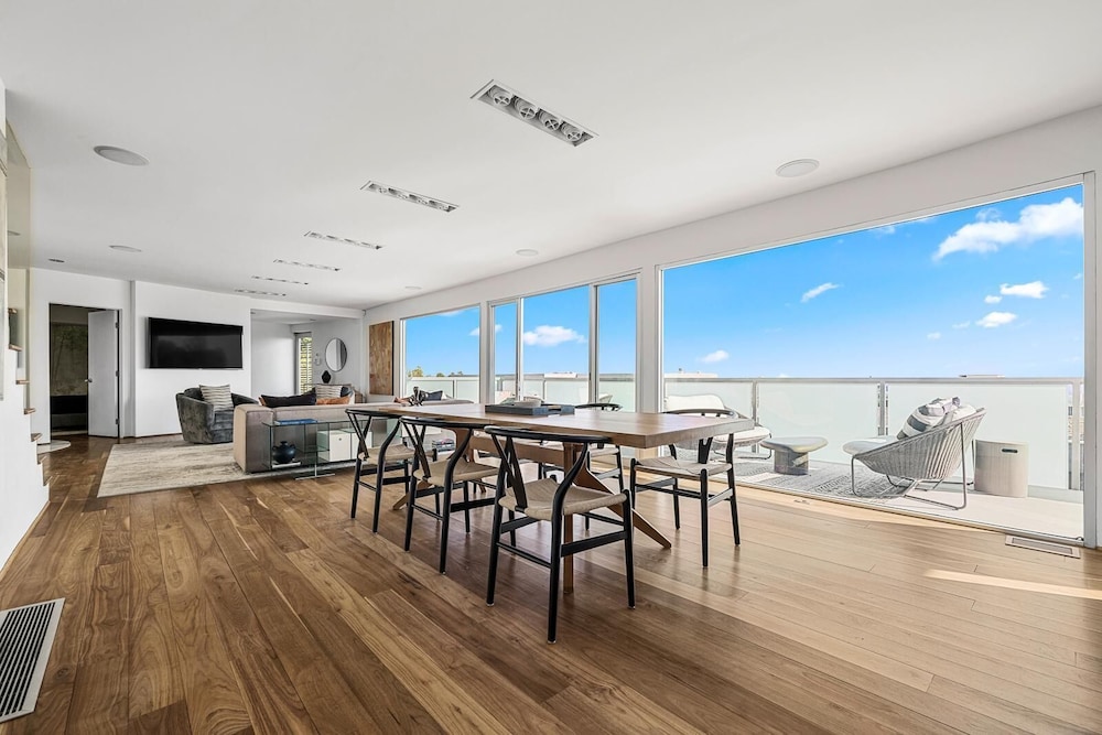Belle Horizon - Modern Villa With Expansive Balcony and Views