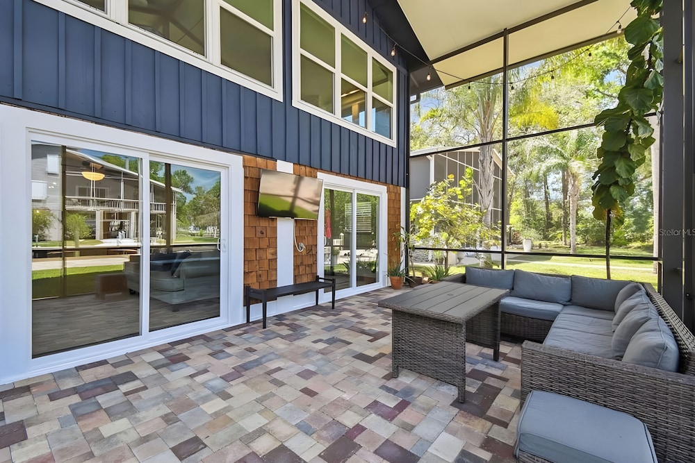 Waterfront Gem on Weeki Wachee River w/ Boat Slip!