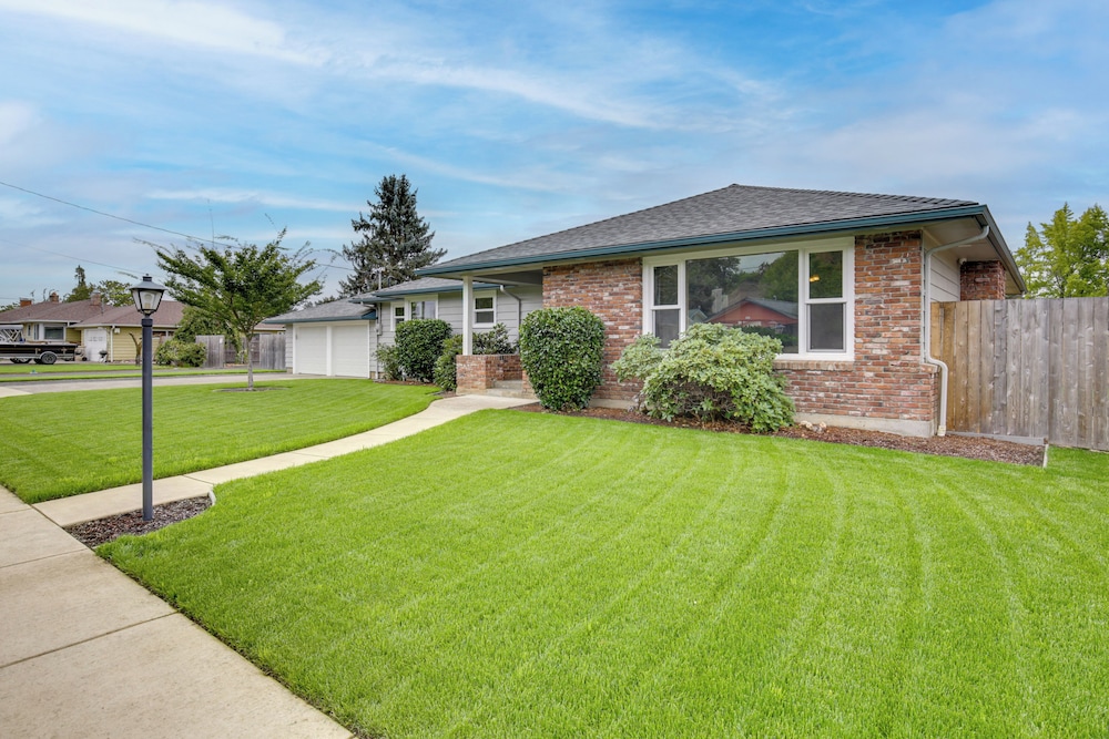 Willamette Valley Family Home w/ Fenced Yard