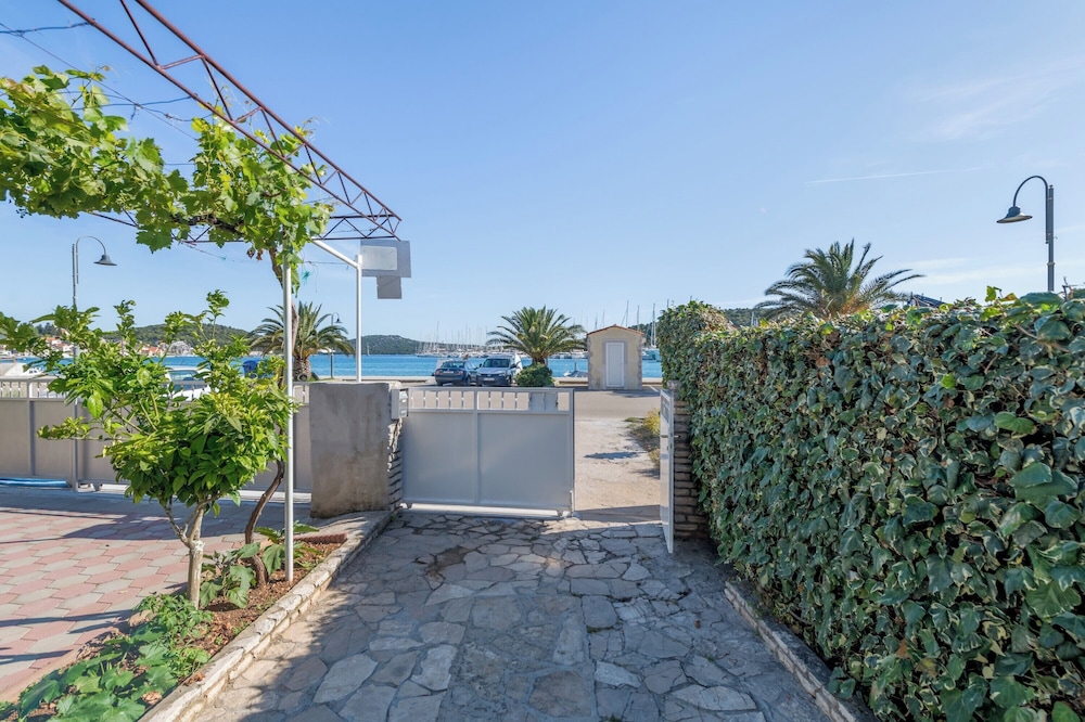 Seafront apartments Marija with terrace and mooring