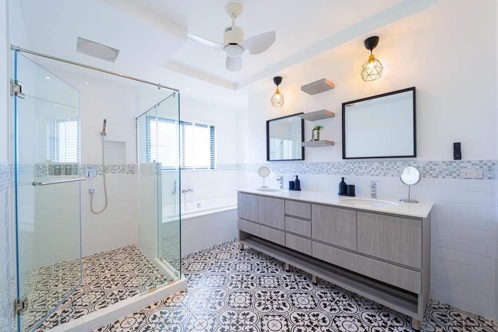 New Modern 3 Bedroom Villa MB35