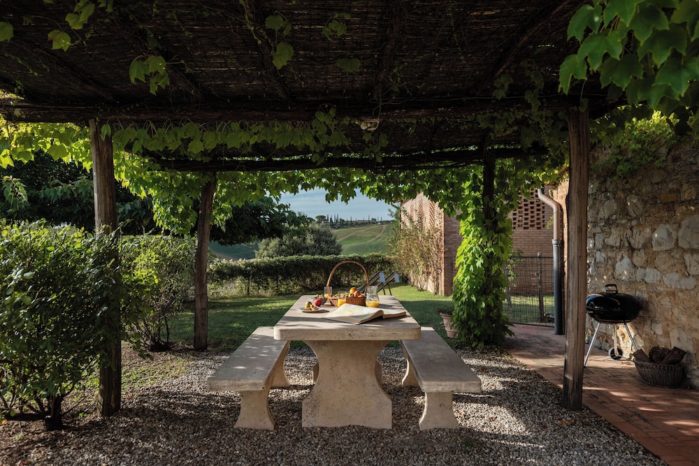 Country Villa In Tuscan Hills