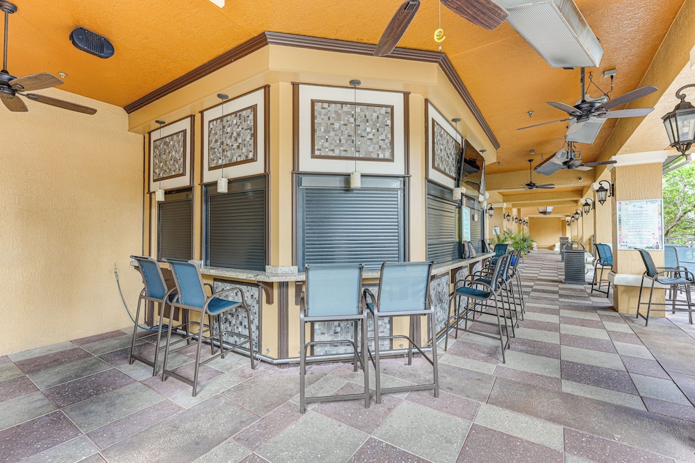 Poolside Bliss & Theme Park Thrills: Orlando Oasis