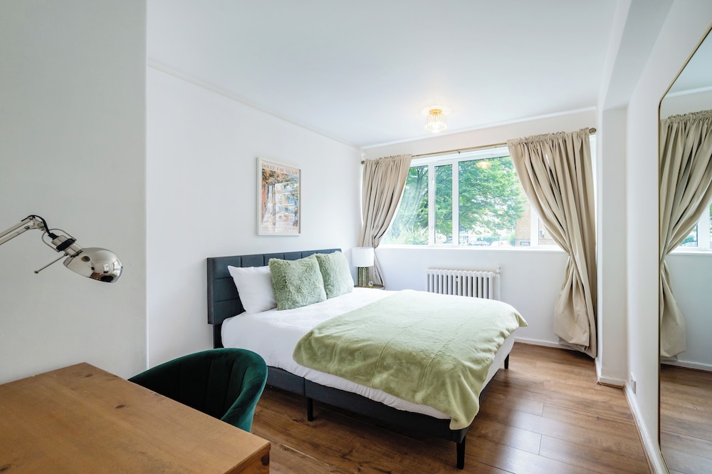 Cozy 2 bedroom flat- Heart of Victoria