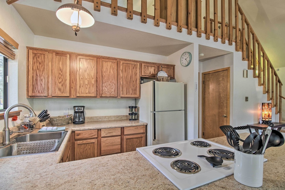 Cozy Pinetop Mountain Escape: Hike, Golf & Ski! view 5