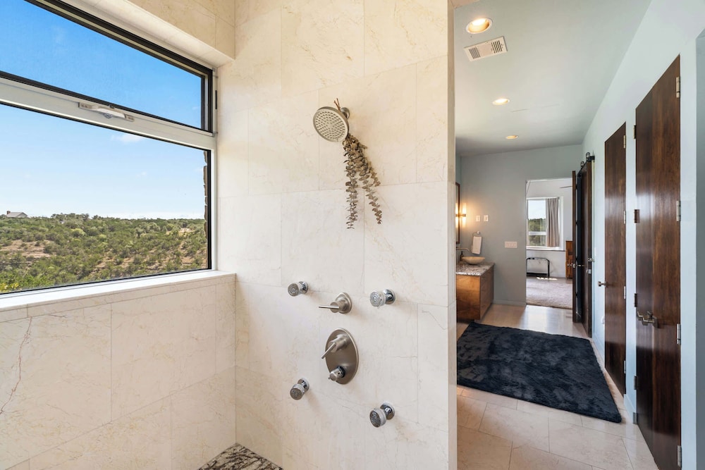 Luxury 4BR Hilltop Retreat Hot Tub & Scenic Views