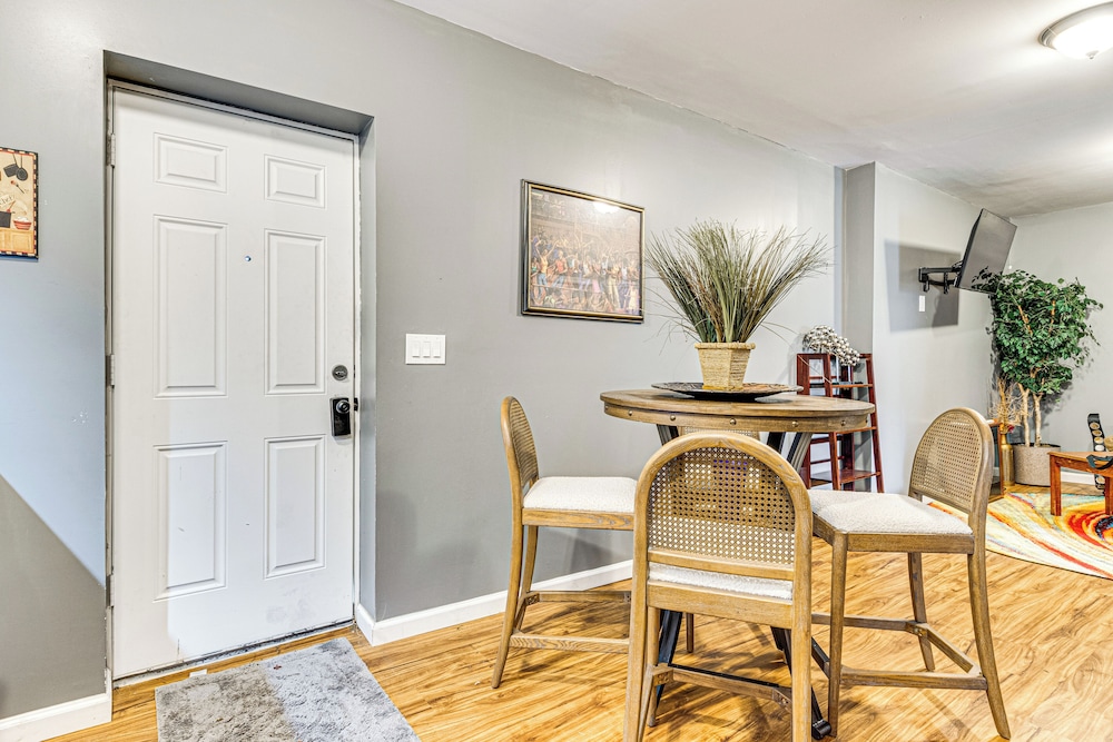 4 Mi to Dtwn Indianapolis: Quiet Apartment w/ Yard