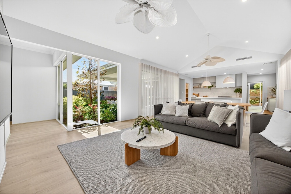 Coastal Luxe 4-bed House in Madora Bay