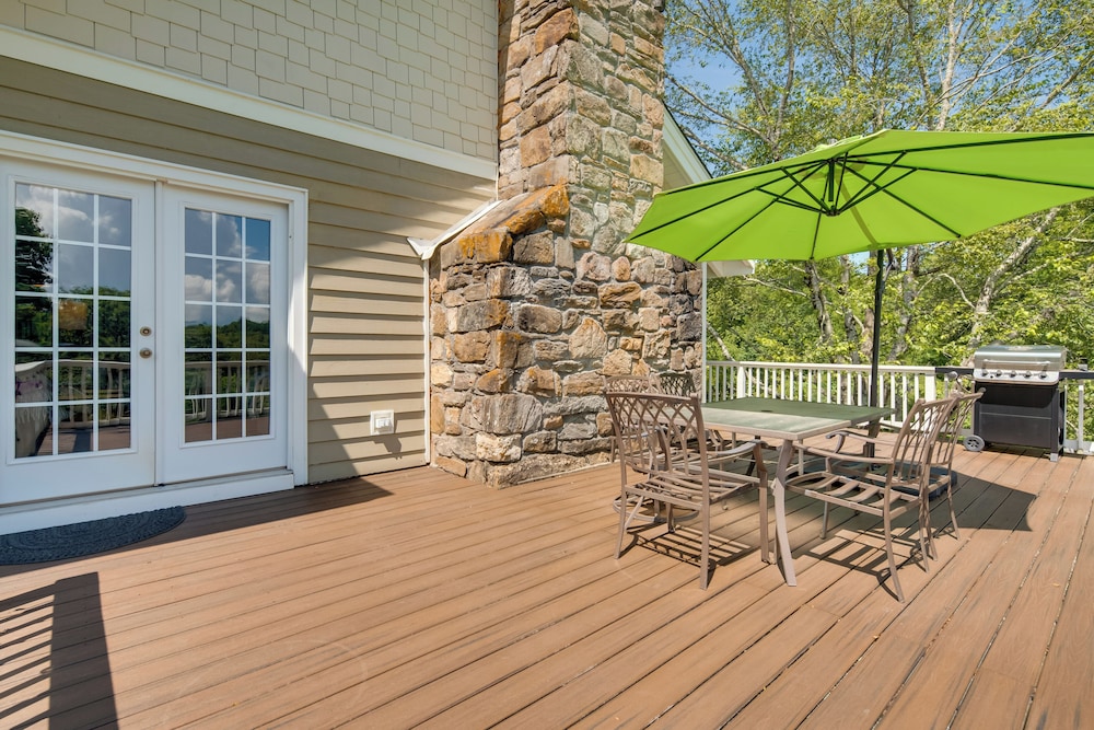 Getaway w/ Guest House - 6 Mi to Lake Glenville!