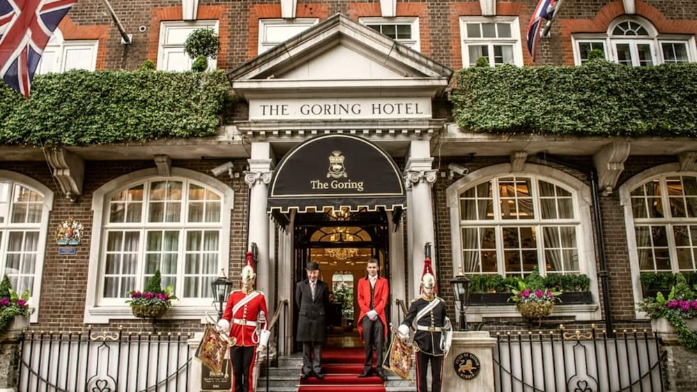 Buckingham Palace 4BR Family Stay Cathedral View
