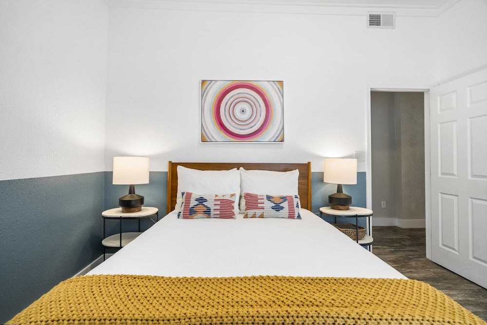 7bdr w/ Private Pool, Hot Tub, Fire Pit, Walk to Beach Tidal Wave by Avantstay